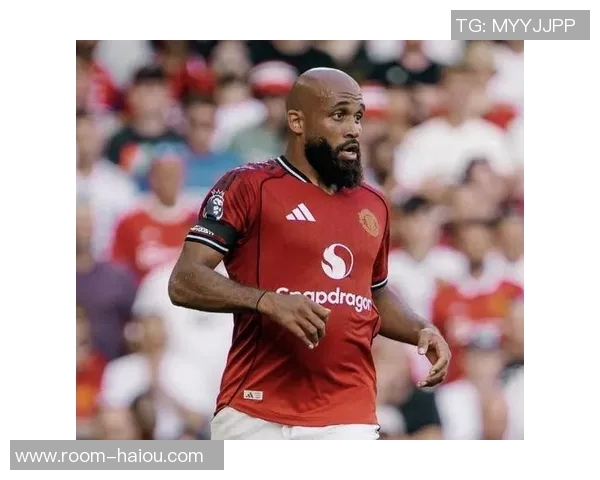 姆伯莫终于领奖英超10月最佳球员奖杯落入手中